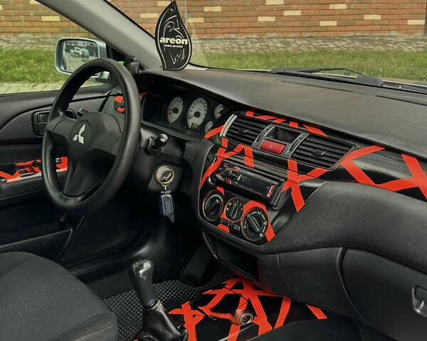 Сірий Міцубісі Lancer, об'ємом двигуна 1.6 л та пробігом 269 тис. км за 3999 $, фото 18 на Automoto.ua