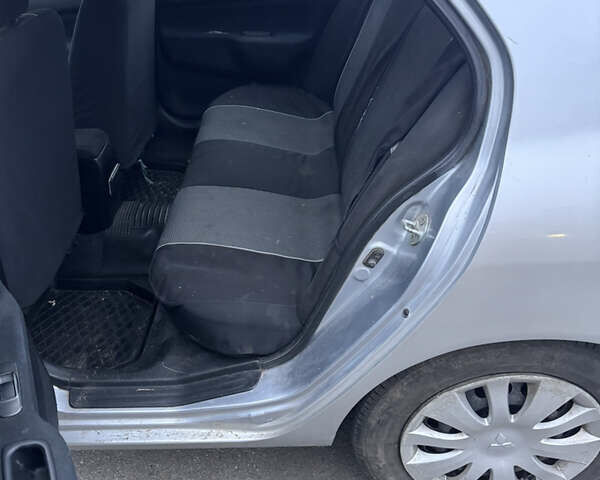 Серый Мицубиси Лансер, объемом двигателя 1.58 л и пробегом 330 тыс. км за 3500 $, фото 9 на Automoto.ua