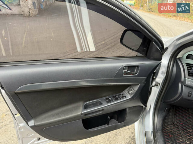 Сірий Міцубісі Lancer, об'ємом двигуна 2 л та пробігом 253 тис. км за 8700 $, фото 27 на Automoto.ua