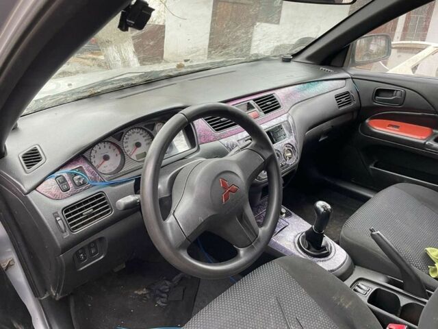 Серый Мицубиси Лансер, объемом двигателя 1.6 л и пробегом 280 тыс. км за 900 $, фото 4 на Automoto.ua