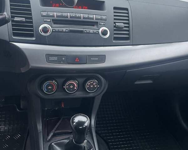 Серый Мицубиси Лансер, объемом двигателя 1.5 л и пробегом 190 тыс. км за 5800 $, фото 5 на Automoto.ua