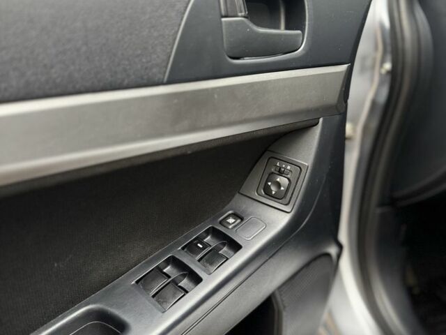 Серый Мицубиси Лансер, объемом двигателя 2 л и пробегом 220 тыс. км за 7450 $, фото 6 на Automoto.ua