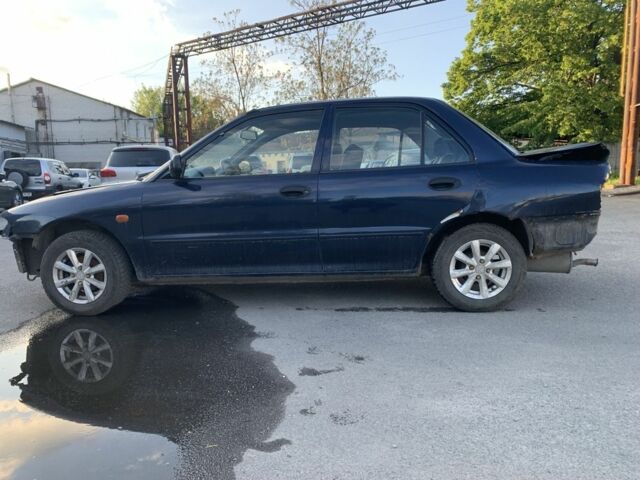 Синий Мицубиси Лансер, объемом двигателя 1.3 л и пробегом 250 тыс. км за 800 $, фото 3 на Automoto.ua