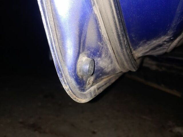 Синий Мицубиси Лансер, объемом двигателя 1.3 л и пробегом 270 тыс. км за 2100 $, фото 5 на Automoto.ua