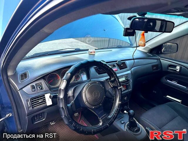 Синий Мицубиси Лансер, объемом двигателя 2 л и пробегом 330 тыс. км за 3400 $, фото 2 на Automoto.ua