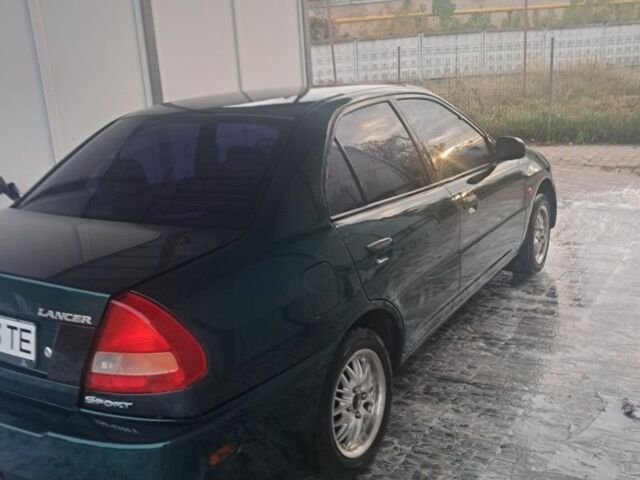 Зеленый Мицубиси Лансер, объемом двигателя 1.3 л и пробегом 400 тыс. км за 2300 $, фото 3 на Automoto.ua