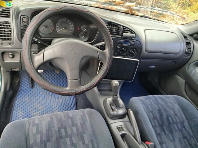 Зеленый Мицубиси Лансер, объемом двигателя 1.3 л и пробегом 400 тыс. км за 2300 $, фото 4 на Automoto.ua