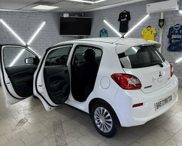 Белый Мицубиси Мираж, объемом двигателя 1.2 л и пробегом 81 тыс. км за 8200 $, фото 7 на Automoto.ua