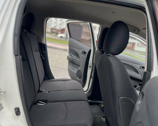 Білий Міцубісі Міраж, об'ємом двигуна 1.19 л та пробігом 61 тис. км за 7950 $, фото 19 на Automoto.ua