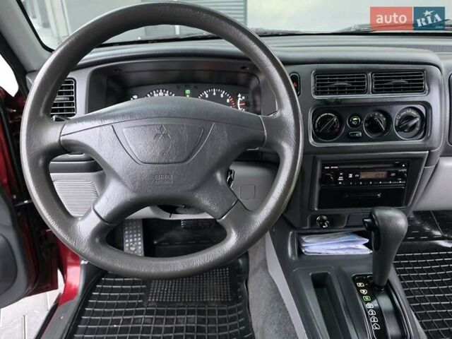 Красный Мицубиси Монтеро, объемом двигателя 3 л и пробегом 155 тыс. км за 5333 $, фото 49 на Automoto.ua