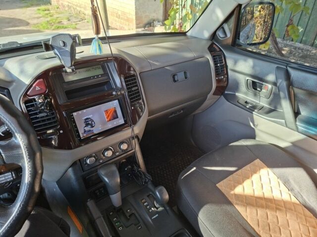 Сірий Міцубісі Монтеро, об'ємом двигуна 3.2 л та пробігом 355 тис. км за 5300 $, фото 5 на Automoto.ua