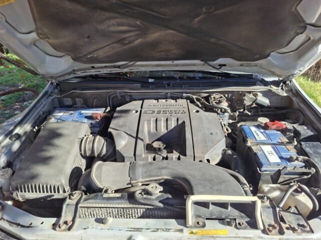 Сірий Міцубісі Монтеро, об'ємом двигуна 3.2 л та пробігом 355 тис. км за 5300 $, фото 2 на Automoto.ua