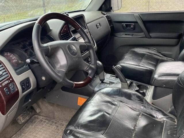 Серый Мицубиси Монтеро, объемом двигателя 3.2 л и пробегом 300 тыс. км за 5500 $, фото 5 на Automoto.ua