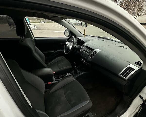 Білий Міцубісі Аутлендер ХЛ, об'ємом двигуна 2 л та пробігом 320 тис. км за 4200 $, фото 10 на Automoto.ua