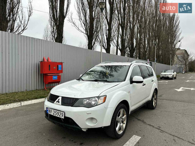 Білий Міцубісі Аутлендер ХЛ, об'ємом двигуна 2 л та пробігом 320 тис. км за 4200 $, фото 1 на Automoto.ua