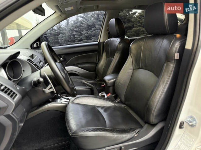 Белый Мицубиси Аутлендер ХЛ, объемом двигателя 3 л и пробегом 216 тыс. км за 10500 $, фото 65 на Automoto.ua