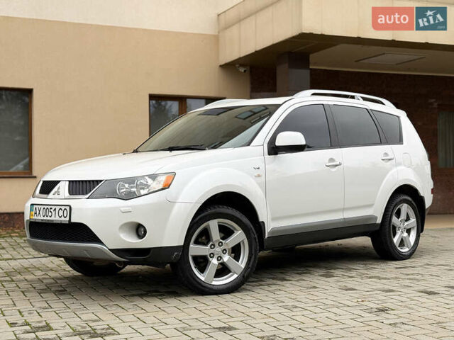 Белый Мицубиси Аутлендер ХЛ, объемом двигателя 3 л и пробегом 216 тыс. км за 10500 $, фото 5 на Automoto.ua