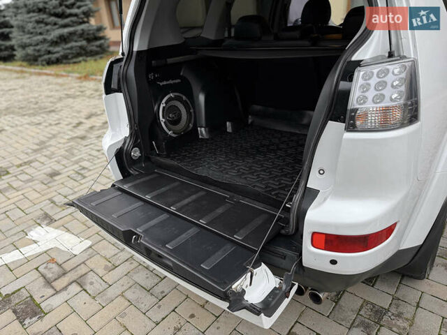 Белый Мицубиси Аутлендер ХЛ, объемом двигателя 3 л и пробегом 216 тыс. км за 10500 $, фото 105 на Automoto.ua