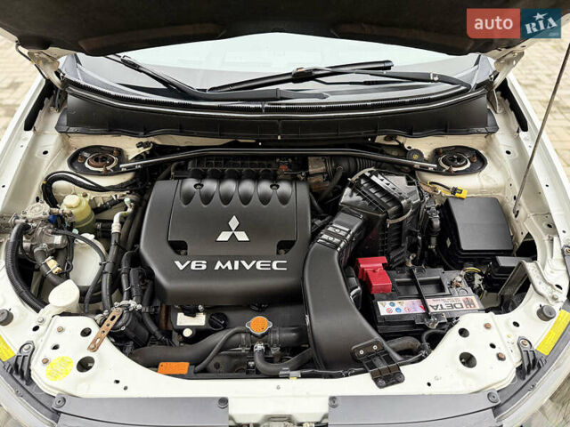 Белый Мицубиси Аутлендер ХЛ, объемом двигателя 3 л и пробегом 216 тыс. км за 10500 $, фото 102 на Automoto.ua