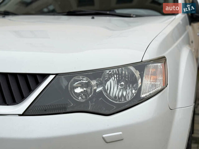 Белый Мицубиси Аутлендер ХЛ, объемом двигателя 3 л и пробегом 216 тыс. км за 10500 $, фото 23 на Automoto.ua