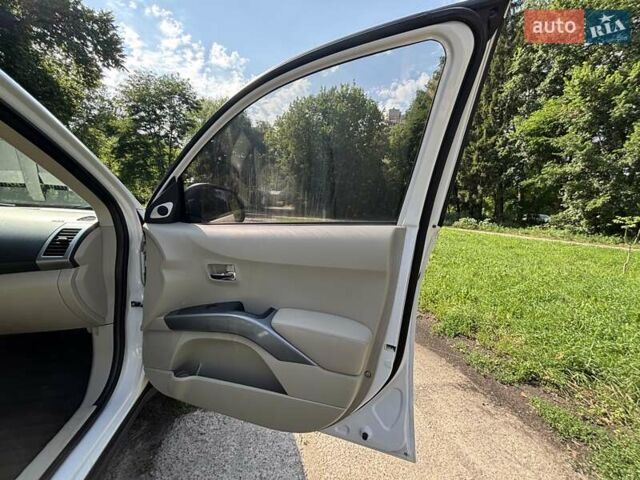 Білий Міцубісі Аутлендер ХЛ, об'ємом двигуна 3 л та пробігом 148 тис. км за 9900 $, фото 12 на Automoto.ua