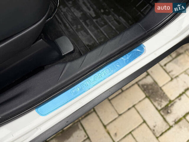 Белый Мицубиси Аутлендер ХЛ, объемом двигателя 3 л и пробегом 216 тыс. км за 10500 $, фото 88 на Automoto.ua