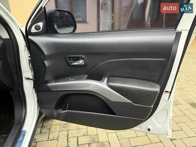 Белый Мицубиси Аутлендер ХЛ, объемом двигателя 3 л и пробегом 216 тыс. км за 10500 $, фото 87 на Automoto.ua