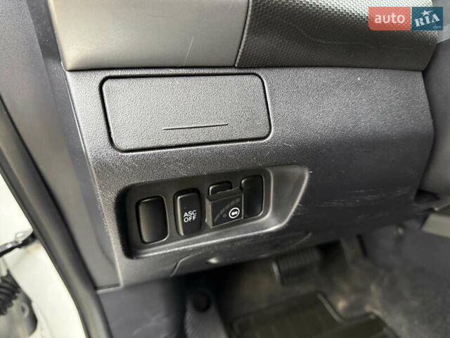 Белый Мицубиси Аутлендер ХЛ, объемом двигателя 3 л и пробегом 216 тыс. км за 10500 $, фото 63 на Automoto.ua