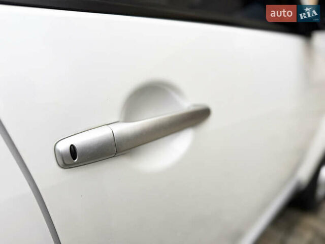 Белый Мицубиси Аутлендер ХЛ, объемом двигателя 3 л и пробегом 216 тыс. км за 10500 $, фото 54 на Automoto.ua