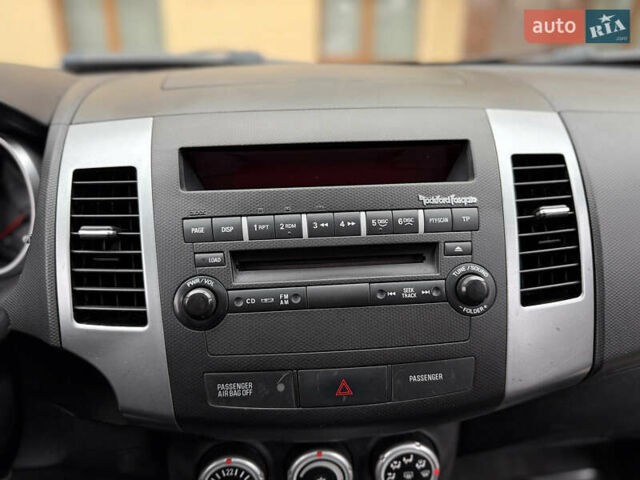 Белый Мицубиси Аутлендер ХЛ, объемом двигателя 3 л и пробегом 216 тыс. км за 10500 $, фото 84 на Automoto.ua