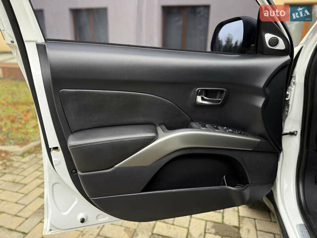 Белый Мицубиси Аутлендер ХЛ, объемом двигателя 3 л и пробегом 216 тыс. км за 10500 $, фото 58 на Automoto.ua