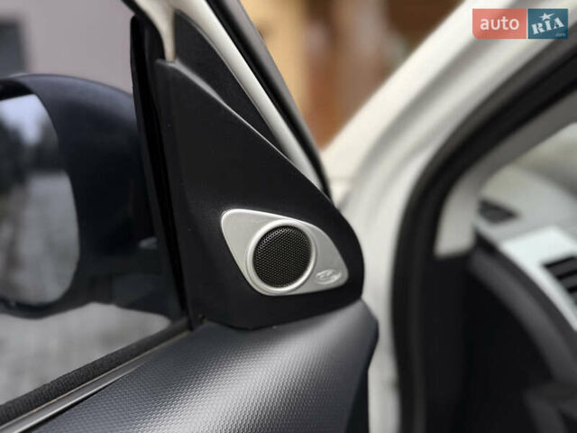 Белый Мицубиси Аутлендер ХЛ, объемом двигателя 3 л и пробегом 216 тыс. км за 10500 $, фото 64 на Automoto.ua