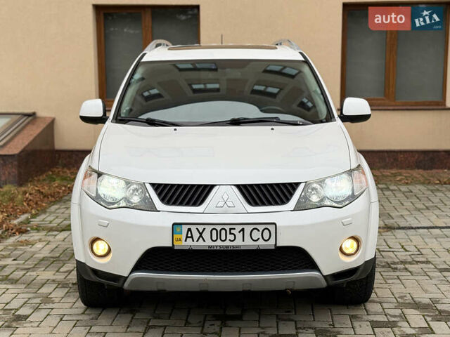 Белый Мицубиси Аутлендер ХЛ, объемом двигателя 3 л и пробегом 216 тыс. км за 10500 $, фото 12 на Automoto.ua