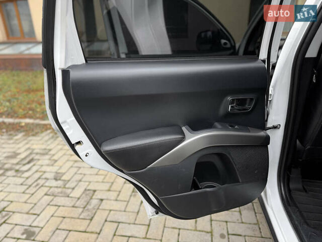 Белый Мицубиси Аутлендер ХЛ, объемом двигателя 3 л и пробегом 216 тыс. км за 10500 $, фото 72 на Automoto.ua