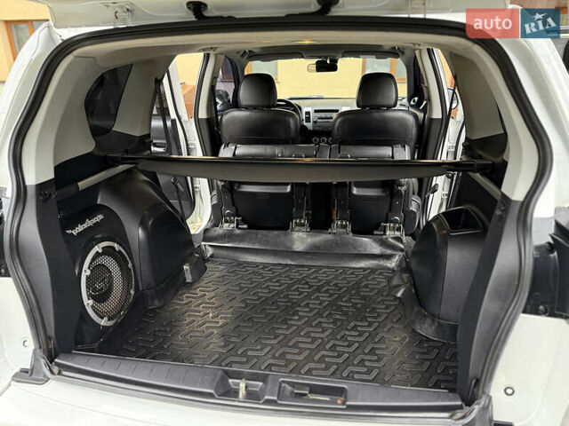 Белый Мицубиси Аутлендер ХЛ, объемом двигателя 3 л и пробегом 216 тыс. км за 10500 $, фото 99 на Automoto.ua