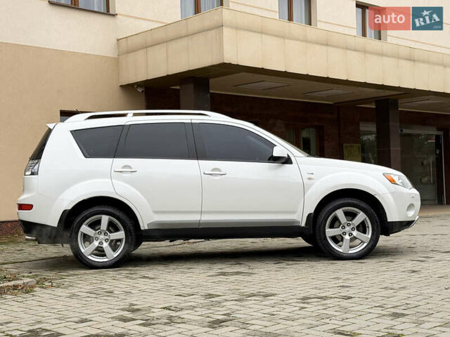 Белый Мицубиси Аутлендер ХЛ, объемом двигателя 3 л и пробегом 216 тыс. км за 10500 $, фото 35 на Automoto.ua