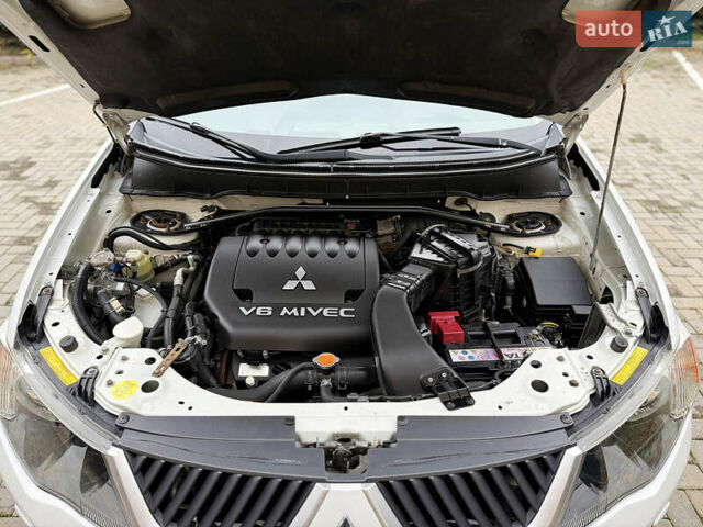 Белый Мицубиси Аутлендер ХЛ, объемом двигателя 3 л и пробегом 216 тыс. км за 10500 $, фото 101 на Automoto.ua