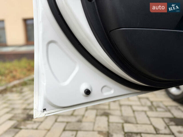 Белый Мицубиси Аутлендер ХЛ, объемом двигателя 3 л и пробегом 216 тыс. км за 10500 $, фото 61 на Automoto.ua