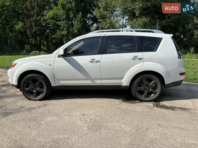 Білий Міцубісі Аутлендер ХЛ, об'ємом двигуна 3 л та пробігом 148 тис. км за 9900 $, фото 3 на Automoto.ua