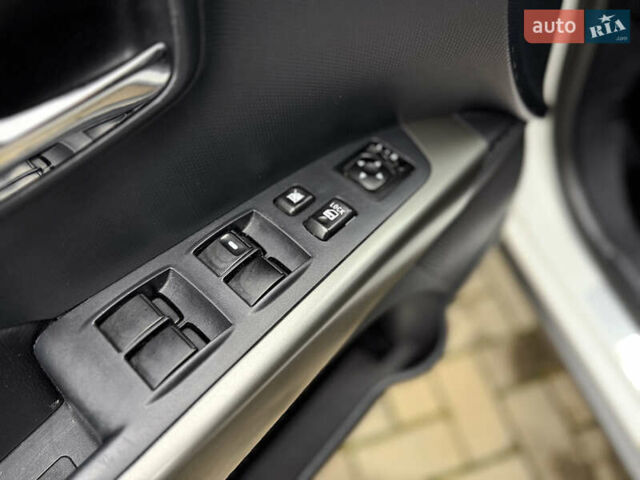 Белый Мицубиси Аутлендер ХЛ, объемом двигателя 3 л и пробегом 216 тыс. км за 10500 $, фото 59 на Automoto.ua