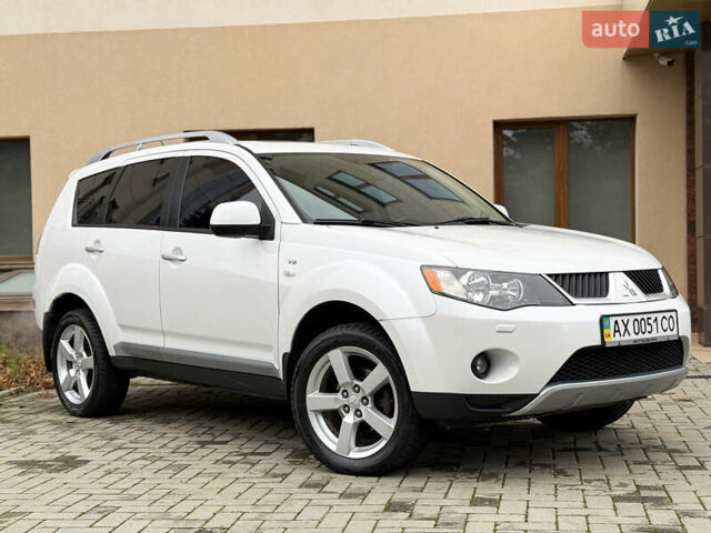 Белый Мицубиси Аутлендер ХЛ, объемом двигателя 3 л и пробегом 216 тыс. км за 10500 $, фото 33 на Automoto.ua