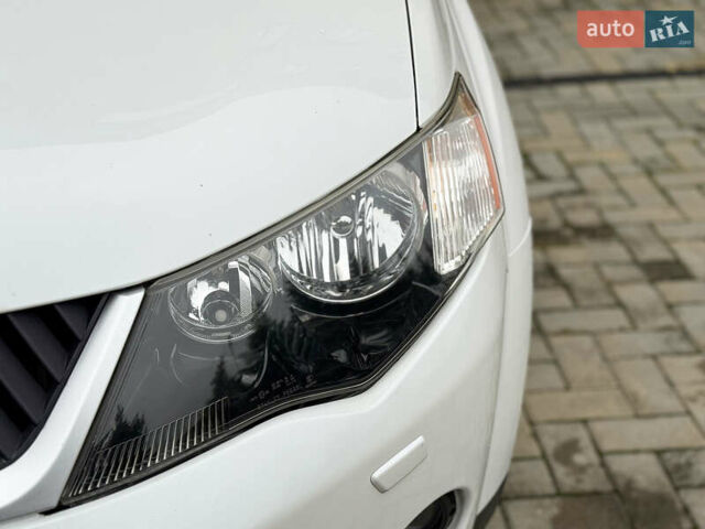 Белый Мицубиси Аутлендер ХЛ, объемом двигателя 3 л и пробегом 216 тыс. км за 10500 $, фото 20 на Automoto.ua