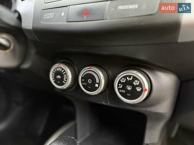 Белый Мицубиси Аутлендер ХЛ, объемом двигателя 3 л и пробегом 216 тыс. км за 10500 $, фото 86 на Automoto.ua