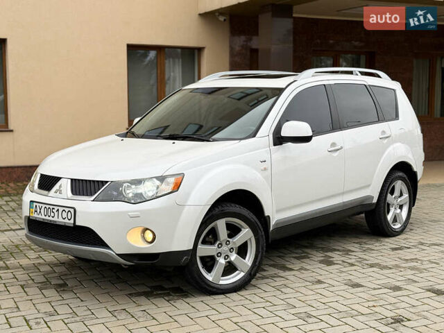 Белый Мицубиси Аутлендер ХЛ, объемом двигателя 3 л и пробегом 216 тыс. км за 10500 $, фото 9 на Automoto.ua