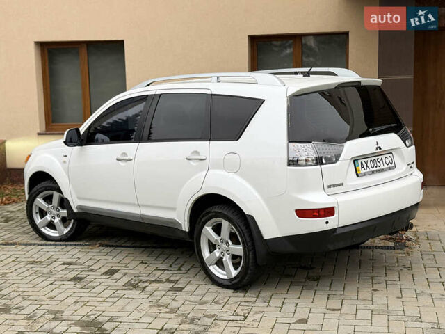 Белый Мицубиси Аутлендер ХЛ, объемом двигателя 3 л и пробегом 216 тыс. км за 10500 $, фото 53 на Automoto.ua