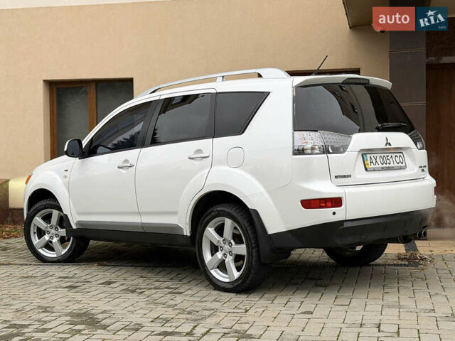 Белый Мицубиси Аутлендер ХЛ, объемом двигателя 3 л и пробегом 216 тыс. км за 10500 $, фото 50 на Automoto.ua