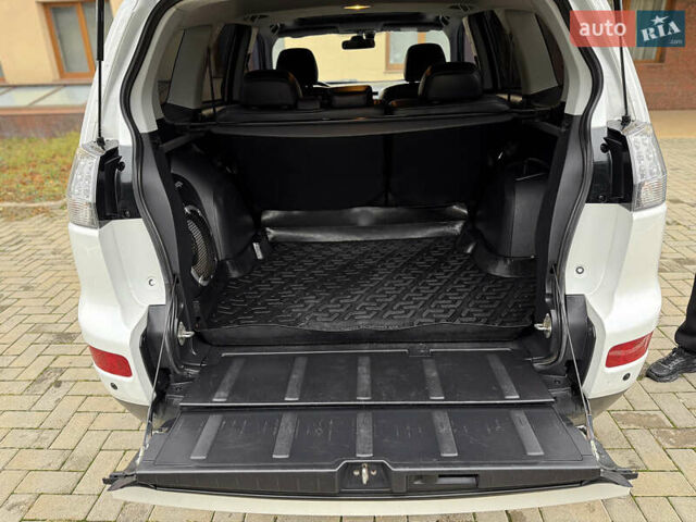 Белый Мицубиси Аутлендер ХЛ, объемом двигателя 3 л и пробегом 216 тыс. км за 10500 $, фото 106 на Automoto.ua