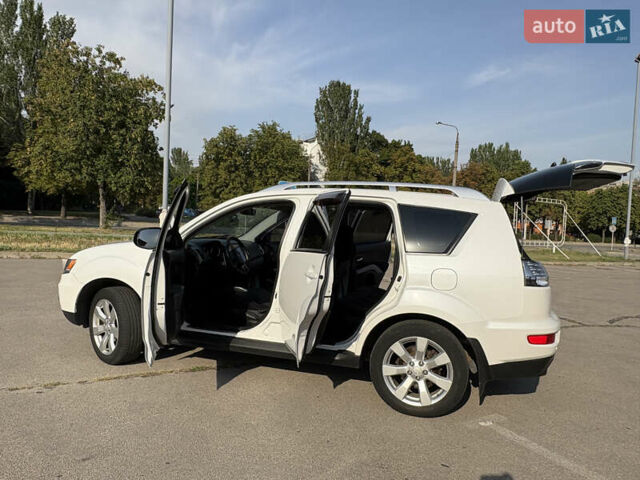 Белый Мицубиси Аутлендер ХЛ, объемом двигателя 2.36 л и пробегом 155 тыс. км за 10950 $, фото 17 на Automoto.ua