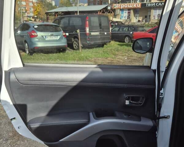 Мицубиси Аутлендер ХЛ 2011 в Киеве на Automoto.ua Белый Мицубиси Аутлендер ХЛ, объемом двигателя 2.18 л и пробегом 142 тыс. км за 14000 $, фото 9 на Automoto.ua