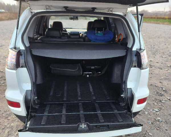 Білий Міцубісі Аутлендер ХЛ, об'ємом двигуна 2.36 л та пробігом 124 тис. км за 11300 $, фото 15 на Automoto.ua